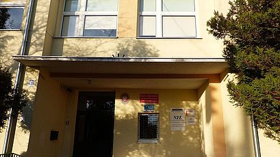 wejście do budynku szkoły